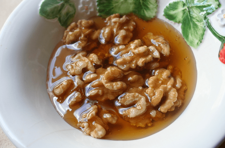 Nueces con miel para aumentar la potencia.